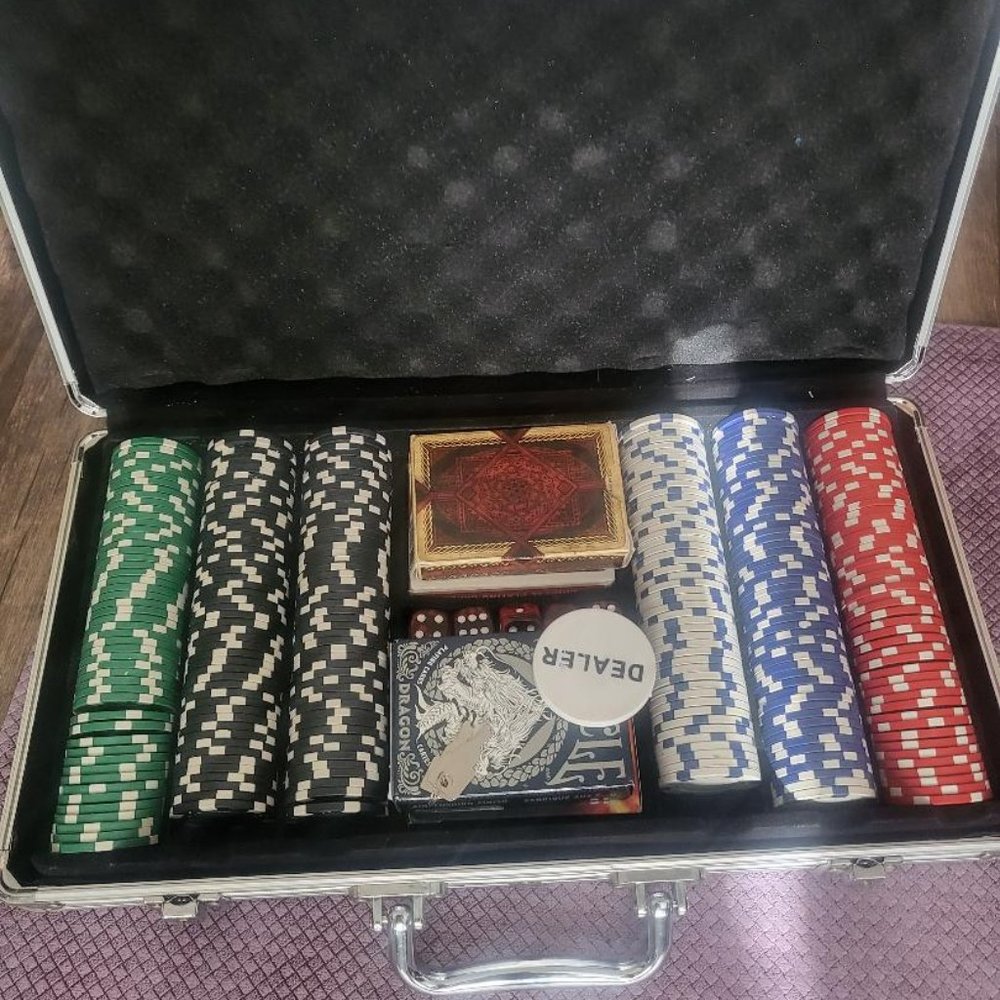 Poker set with case